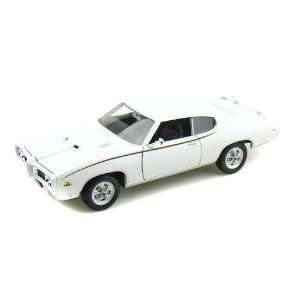  1969 Pontiac GTO 1/24 White: Toys & Games