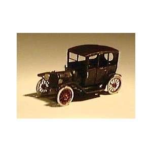   Scale Ford Model T 1915 Center Door Sedan Kit (Pkg. 2): Toys & Games