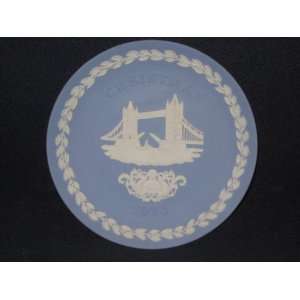  1975 Wedgwood Jasperware Pottery Christmas Plate 