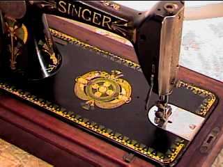 1909*SINGER HAND CRANK SEWING MACHINE*LOTUS*COFFIN*  