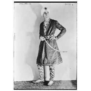  George Arliss (in Sultan costume)