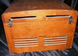 Vintage 1947 Zenith Long Distance Radio & Phonograph Record Player 